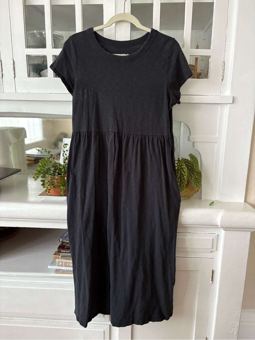 Universal Thread Black Short-Sleeve Midi Dress